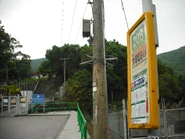 此站後面是洞梓童軍中心，留意當時仍設有舊式站牌（2010年9月）