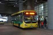 TsingYi-TsingYiStationPTI-NR330-2391.jpg (311 KB) 居民巴士以盈翠半島二期延展部分為總站(2011年12月)