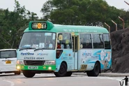 90M線用車正由荔枝嶺路右轉入荔崗街
