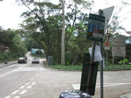 巴士站在圓桌村通道旁，可比較站牌與濾水廠指示牌的名稱（2011年5月）