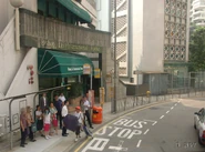 站景，後方為高主教書院（2011年8月）