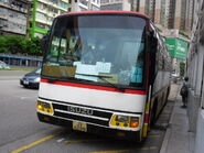 配新亞車身的2000年五十鈴LT132P（JV4288）行走居民巴士NR742線