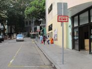 香港仔街坊福利會外亦劃有公共小巴總站，但沒有路線使用（2013年3月）