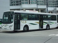 停泊在東涌市中心的嶼巴猛獅SÜ353F雙門版本