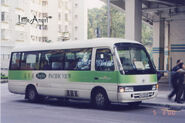 24座位豐田Coaster（HU5315）在2000年曾是此路線的用車，拍攝時正行走荃灣廣場穿梭巴士