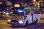 61線用車正由旺角道右轉彌敦道