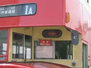 九巴中期布牌，已將目的地名稱及路線編號分列兩塊布牌