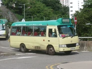 行走此路線的16座位小巴尚未安裝路布，用車JX3376正駛入彩虹港鐵站（2025年8月）