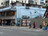 此站位於已倒塌的馬頭圍道45號J唐樓外（2011年4月）