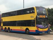 城巴於一輛Enviro500 MMC 12.8米（6443／VE1685）的車身貼上「40載你同行」標誌