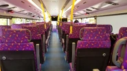 上層車廂，留意近走廊一邊的座位均設有手枕（圖為8806／WM5165）