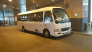 冠忠巴士的28座位超長陣版第六代Coaster用車UB5040行走九龍灣國際展貿中心穿梭巴士路線。