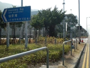 從此站望向東涌方向，可見愉景灣隧道只限部分車輛使用（2011年2月）