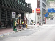 站景，龍運站牌標示的站名誤植為「荃灣橫龍街」（2013年1月）