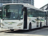 停泊在東涌市中心的嶼巴猛獅SÜ353F雙門版本