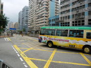 近葵涌中心的盡頭，一般車輛必須左轉入葵興路