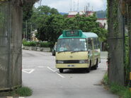 小巴曾需要從落馬洲路與下灣村東路交界的迴旋處進入下灣村，該迴旋處現時已消失（2013年7月）