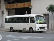 以美聯物業名義行駛的睇樓車停泊在龍堡國際外（領峯示範單位當時設在對面的港景匯商場）（2009年）
