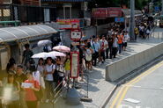 香港科技大學開放日期間，大批乘客在此站等候九巴91M線巴士（2010年9月）