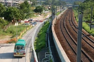 TaiPo-KauLungHang-8305.jpg (629 KB) 當時新九龍坑行車天橋仍未建成,25B線駛經老圍通道往元嶺村,駛至遠處近天橋折返(2012年9月)