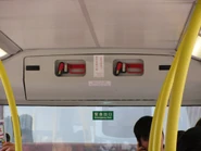 九巴Enviro500的緊急出口旁邊裝有可供敲碎玻璃手錘