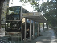 站景，此站曾稱「摩士公園露天劇場」，九巴85C線曾途經此站（2010年12月）
