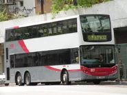 港鐵接駁巴士K12綫以八號花園站為總站，當時道路中央仍未設有分隔柱