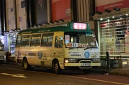 402S線小巴正在荃灣（眾安街）總站等待開出