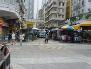 保安道交界以南一段，兩旁都是攤檔