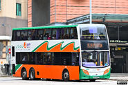 5669披上新巴服務初期時的「橙綠波浪紋」全車身塗裝（梯位部分）