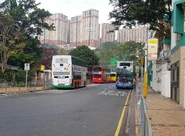 站景，右為華富（中）落客站（2023年12月）