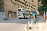 近新葵興花園C座外，設於南行綫的一組專綫小巴站位，對面為北行小巴站（2012年9月）