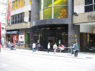 此站設於利景酒店正門外（2010年8月）