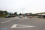 此站旁設有公眾車道（圖左；2017年3月）