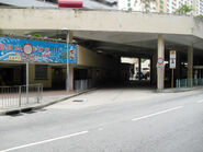 入口站景，右邊為「葵盛西邨」巴士站（2014年3月）