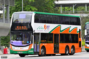 5839披上新巴服務初期時的「橙綠波浪紋」全車身塗裝（門位部分）