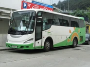 標準配色的五十鈴LT134L巴士