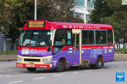 AN2線用車正駛進麗城花園第三期，留意車身貼有AN Bus網約小巴廣告