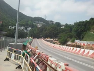 Anderson Road.jpg (1.57 MB) 近清水灣道出口,留意右方山腳一段為安達臣道原有路段,現已被折斷(2011年7月)