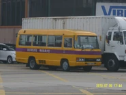 第二代Coaster學校私家小巴（新款塗裝），早期版採用圓形頭燈