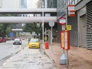 此站為905P線的終點站，及多條往會展站西隧路線的最後一個中途站（2022年5月）