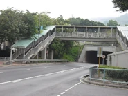石圍角路東北端的盡頭，穿過隧道即可連接二陂圳路