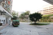 小巴站為一迴旋處路邊車站，對面的山坡有行人路通往明愛醫院（2018年11月）