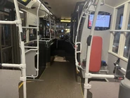 E6M136 Lower Deck Interior View (2).jpg (2.69 MB) 這批巴士的下層車廂佈局,可見扶手柱重用灰色,與上一批巴士有別(圖為E6M135/YT907)