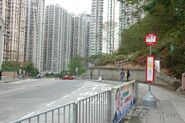 東行站（前）及西行站（後）（2013年3月）