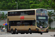 68X線用車正駛離洪福邨公共運輸交匯處
