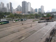 西面公眾上落客區在最外側，較內側的三個停車灣為非專營巴士及小巴站位