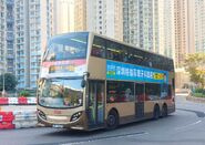 91B線用車正途經寶寧路迴旋處