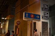 荃灣西站公共運輸交匯處由港鐵設立的車站指示，後為九巴的車站指示