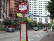 巴士站CH11-N-2450-0，後方站柱為CH11-N-2400-0，舊稱「長沙灣郵政局」（2012年6月）